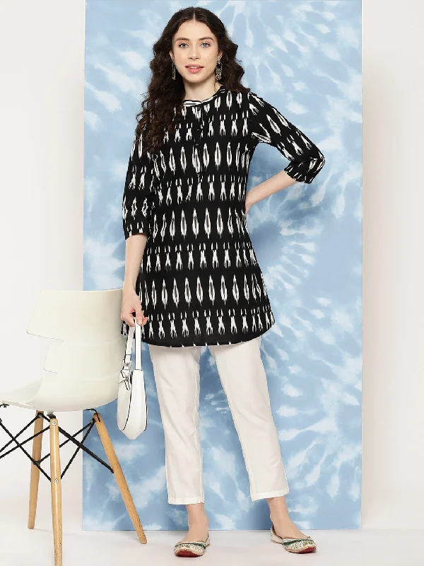 Women Black Straight Tunic With Three Quaretr Sleeves