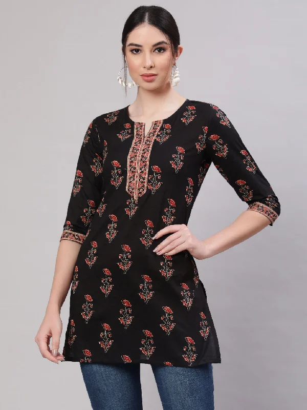 Women Black Straight Tunic With Three Quaretr Sleeves