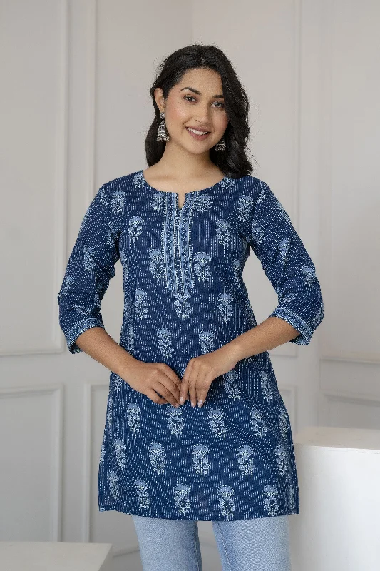 Women Blue Straight Tunic With Three Quaretr Sleeves